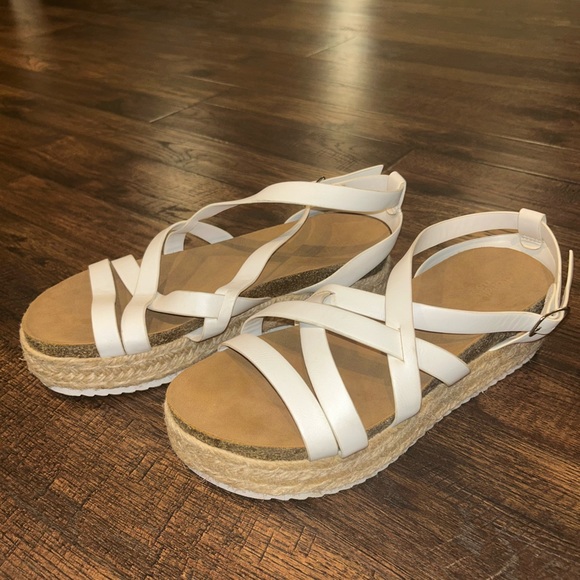 Charlotte Russe white platform sandal. size 9, hardly worn! - Picture 3 of 4